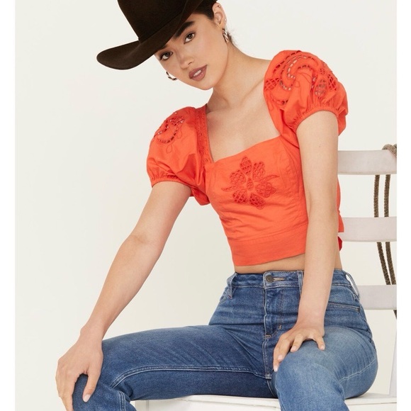 WOMEN'S TIE BACK SHORT SLEEVE ENTRADA TOP size M